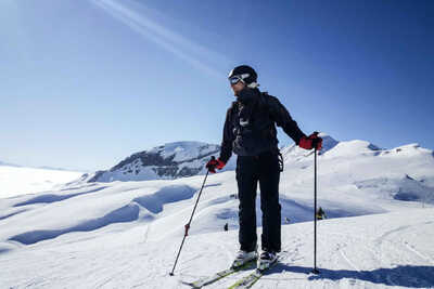 A skier on the piste with a beautiful mountain view