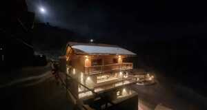 A view of luxury solo ski Chalet Cervinia at night